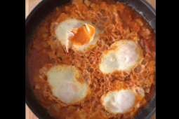 HUEVOS CON TOMATE