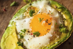 Palta rellena con huevo