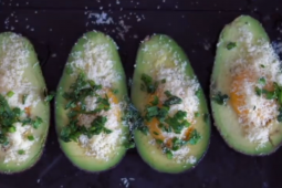 Palta rellena de huevo