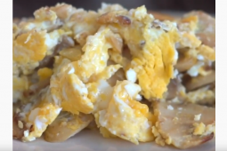 Huevos revueltos con champiñones y cebolla