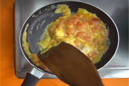 Huevos con tomate