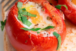 Tomates rellenos con huevo