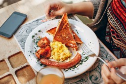 Huevos con salchichas